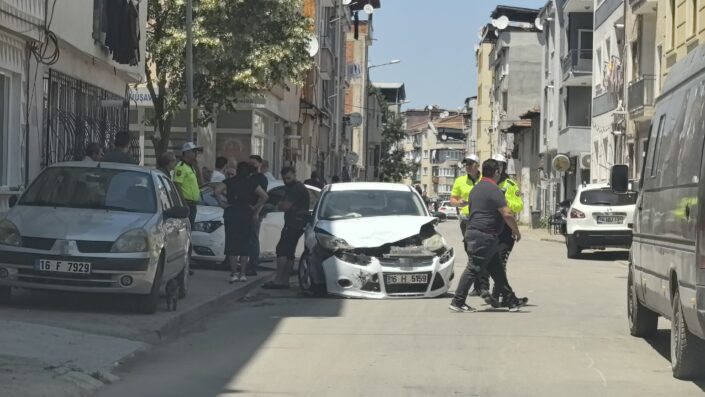 Bursa’da otomobiller çarpıştı: 3 yaralı