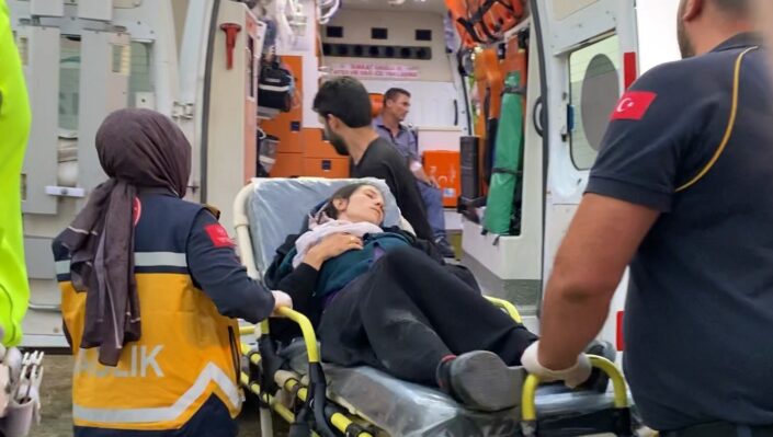 Apartmanın çatısı alev alev yandı!