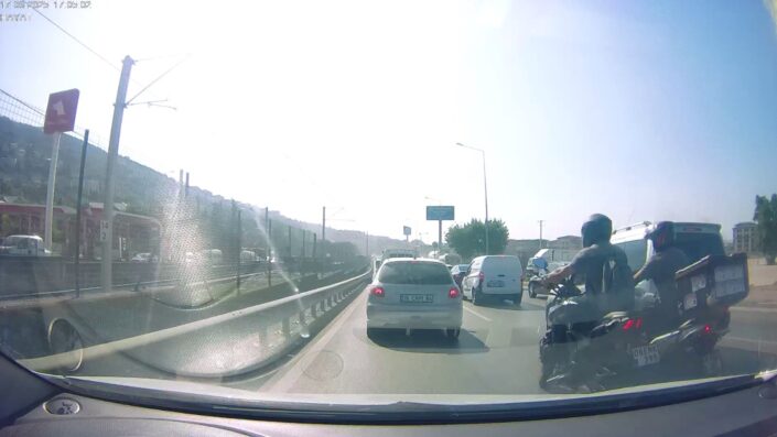 Trafikten kaçmaya çalışırken kaza yaptılar!