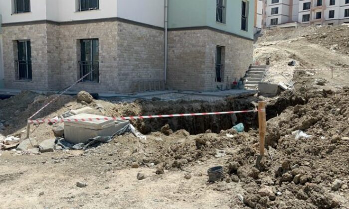 Hatay’da atık su alt yapı çalışmaları sırasında göçük!