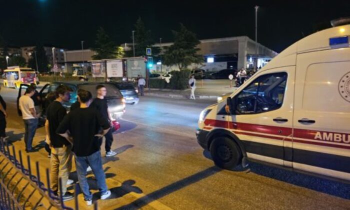 Devrilen motosiklet aracın altına girdi!