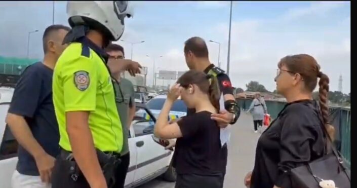 Sınava giderken araçları arızalanan kız gözyaşlarına boğuldu