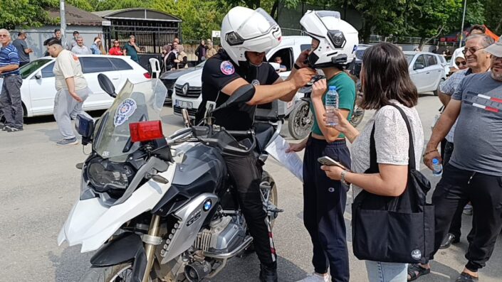 Bursa’da kimliğini düşüren gencin imdadına yunus polisleri yetişti