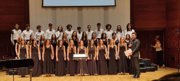 Zeki Müren GSL Korosu İzmir’de büyük beğeni topladı