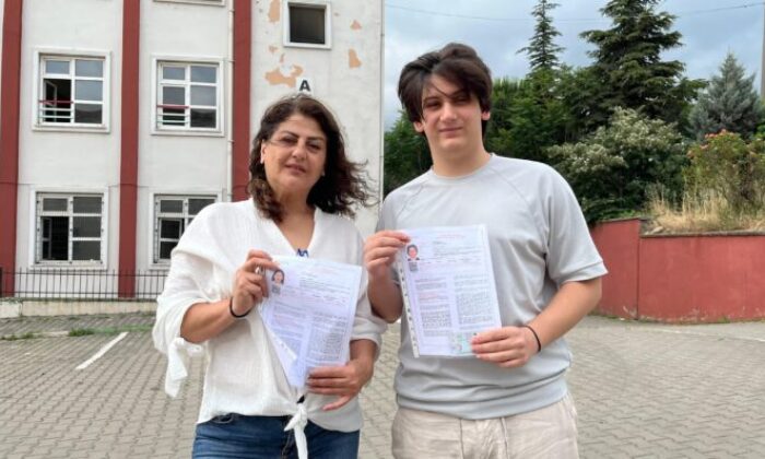 Bursa’da anne oğul aynı okulda sınava girdiler
