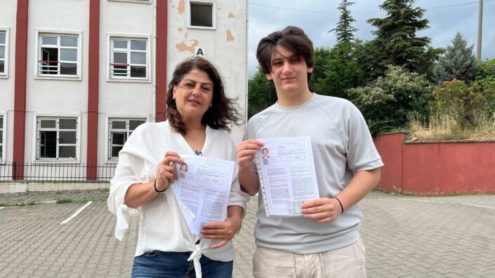 Bursa’da anne oğul aynı okulda sınava girdiler