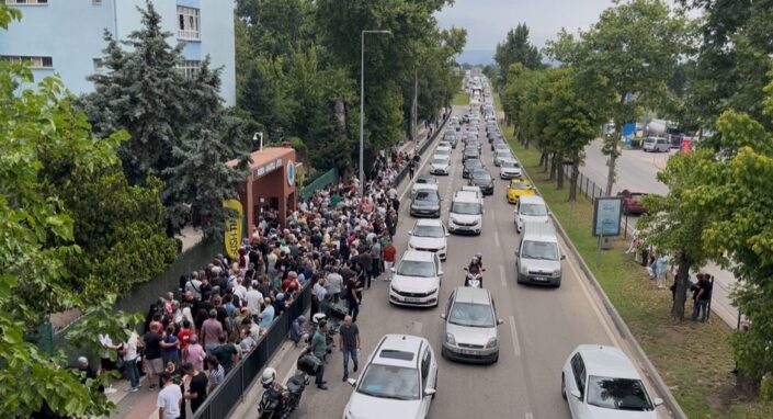 Bursa’da trafik yoğunluğu YKS öncesi zor anlar yaşattı