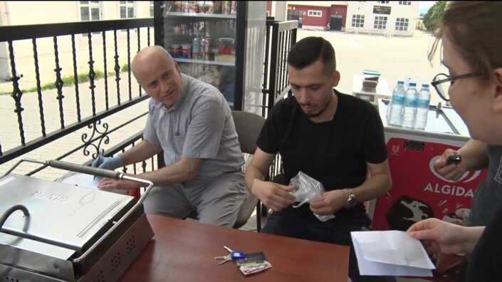 Sınav salonlarının dışında emanet ticareti!