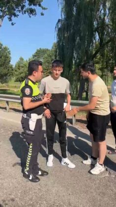 Kaza mağduru gencin imdadına polis ekipleri yetişti