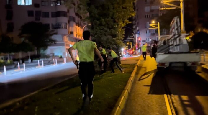 Kaçamayacağını anlayınca trafiği birbirine kattı