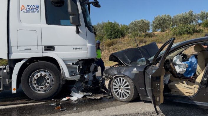 Bursa’da otomobil ile tır çarpıştı