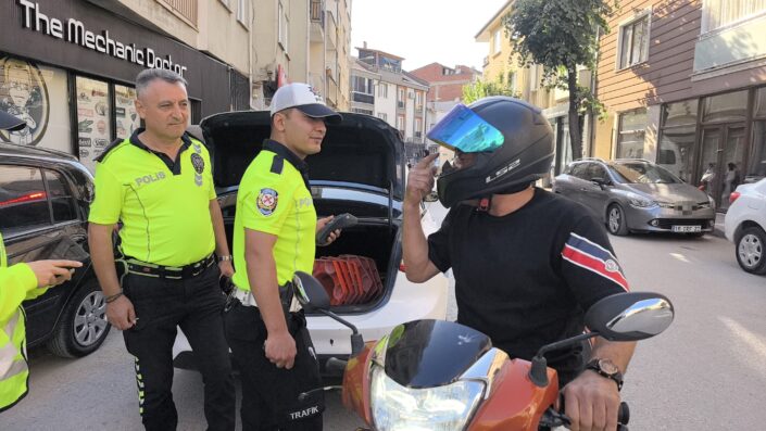 10 kez kask cezası yedi!