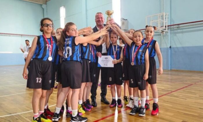 Başkan Karabatı, minik sporcuları ziyaret etti