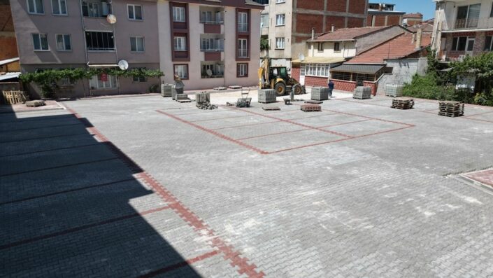 İnegöl’de çıkmaz sokaklar otoparka dönüşüyor