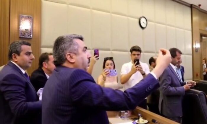 Bursa Büyükşehir Meclisi’nde gerginlik yaşandı