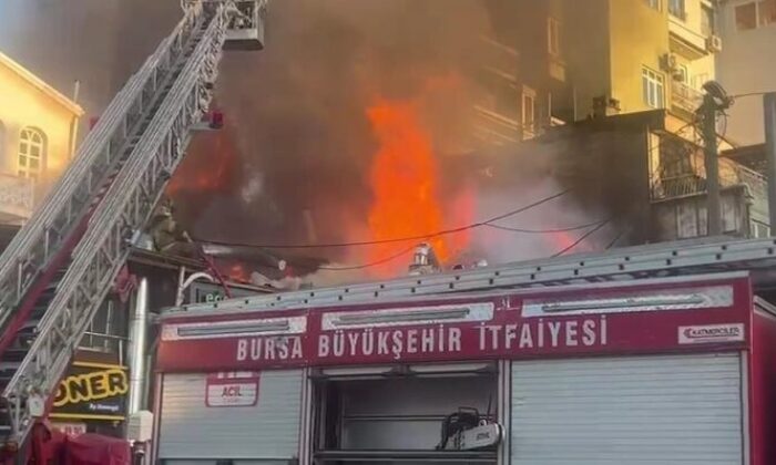 Bursa’da tarihi semtte yangın!