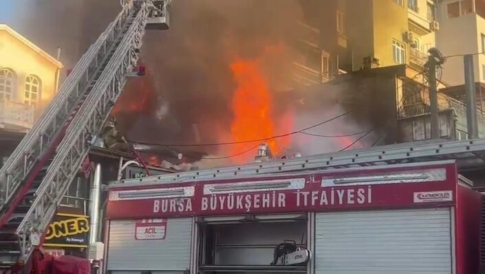 Bursa’da tarihi semtte yangın!