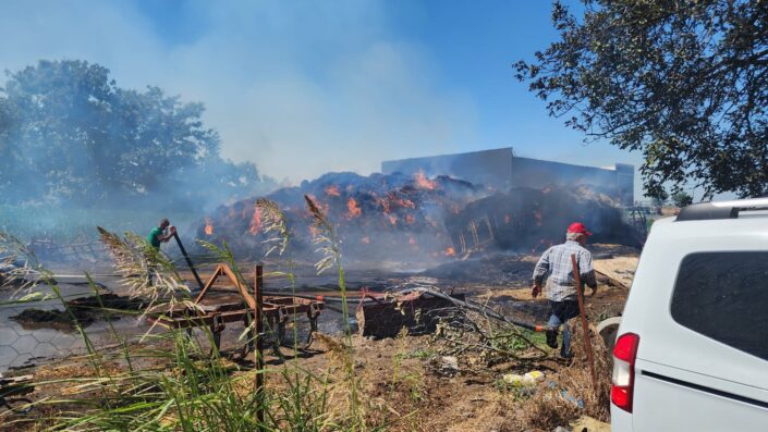 Bursa’da saman alevi 2 kamyon ile 4 römorku yaktı