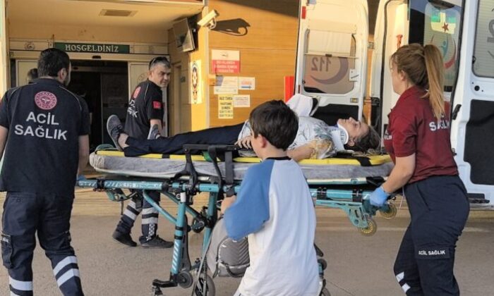 Otomobilin çarptığı anne ve oğlu yaralandı