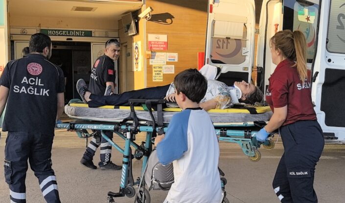 Otomobilin çarptığı anne ve oğlu yaralandı