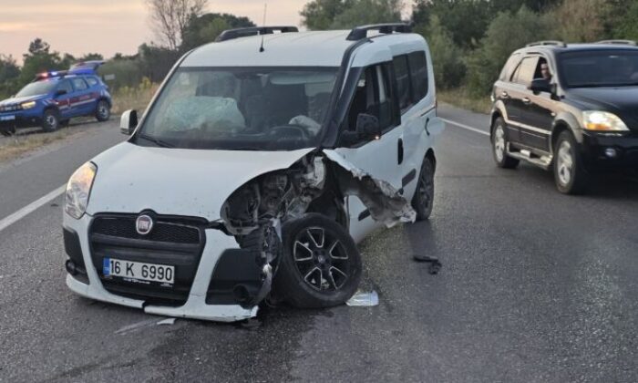 İki otomobil kafa kafaya çarpıştı