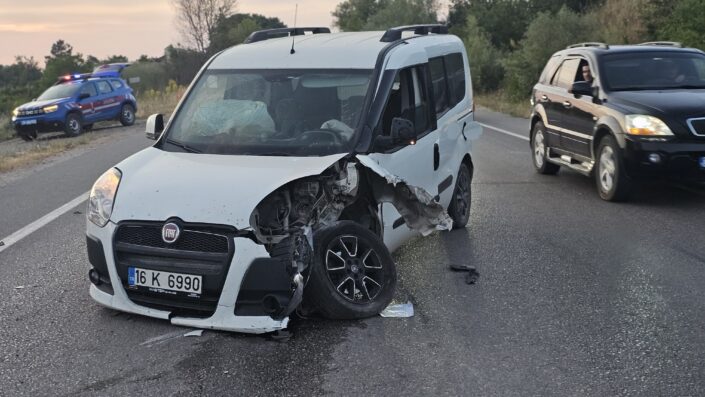 İki otomobil kafa kafaya çarpıştı