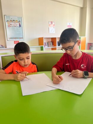 Minik eller renkli hayallerini çizdi