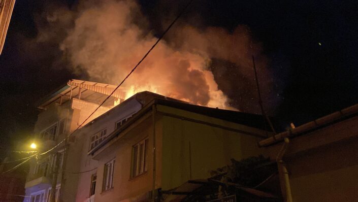 Oto tamirhanesinde yangın!