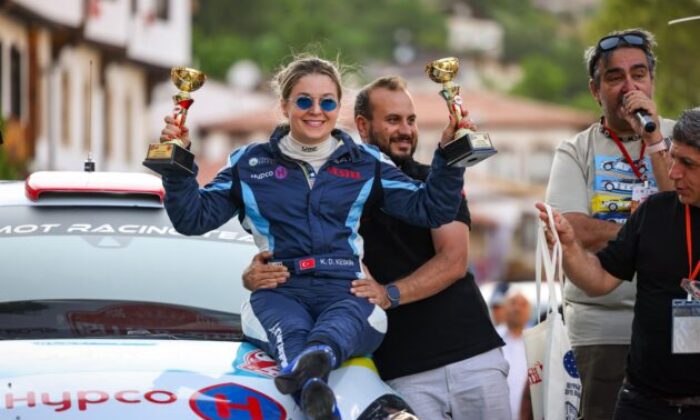 Dünyadaki ilk ve tek engelli kadın ralli pilotundan çifte podyum