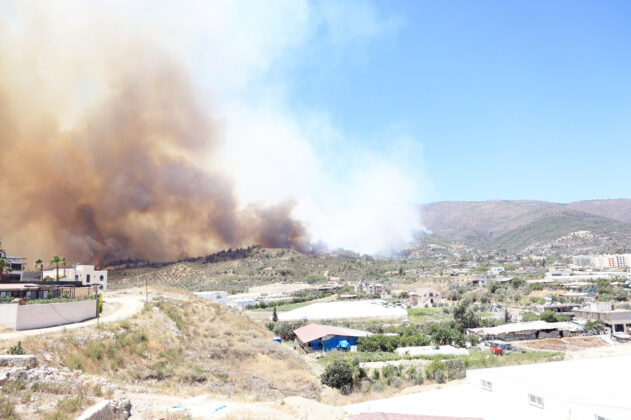 Orman yangını evlerine sıçrayan vatandaşların zor anları