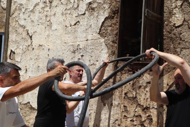 A Parti İl Başkanı Fikret Aslan İsmetiye’de yangına müdahale etti