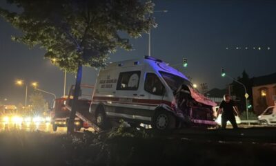 Ambulans ile çarpışan otomobil bariyerlere çarptı