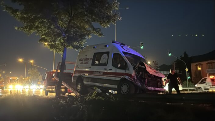 Ambulans ile çarpışan otomobil bariyerlere çarptı