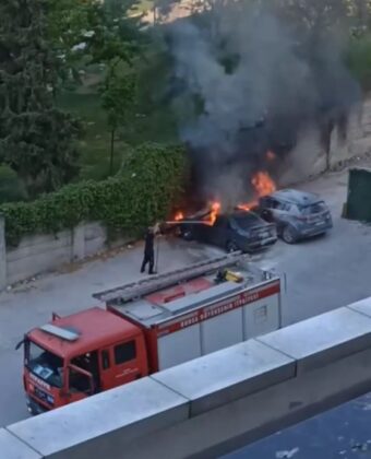 Park halindeki araç alev alev yandı