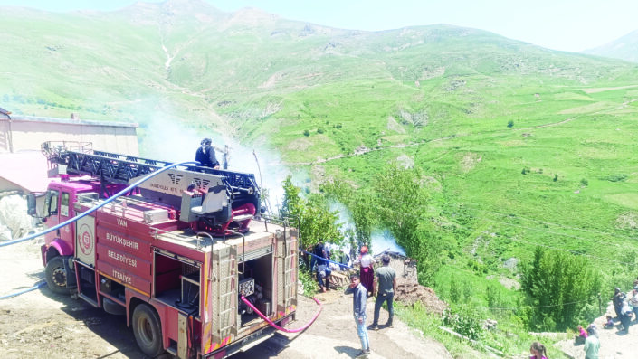 Bahçesaray’da ev yangını! Zehirlenen 14 yaşındaki çocuk…
