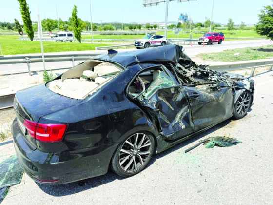 Otomobil biçerdöverin altına girdi!