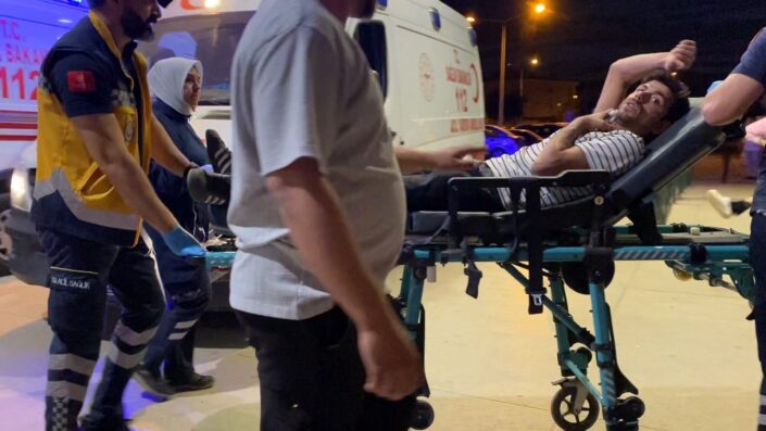 Küfür ettiğini iddia etti, engelli genci boynundan bıçakladı