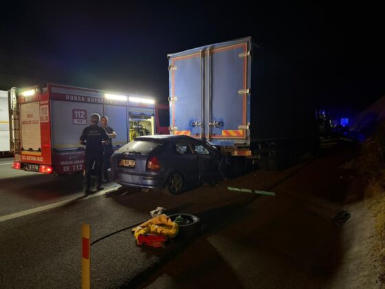 Otomobil, kamyona arkadan çarptı