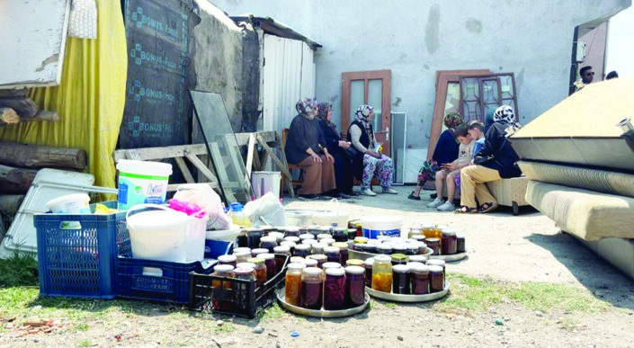 Yüksek gerilim altında evleri yıkıldı!