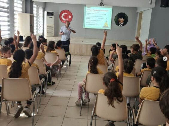 Görevi başında fenalaşan öğretmen hayatını kaybetti