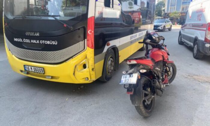 Otobüs ile motosiklet kafa kafaya çarpıştı