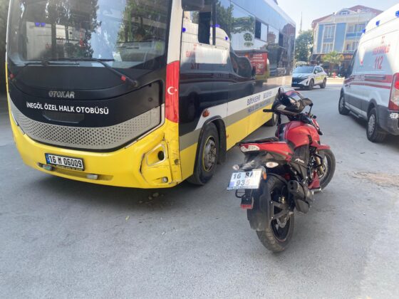Otobüs ile motosiklet kafa kafaya çarpıştı