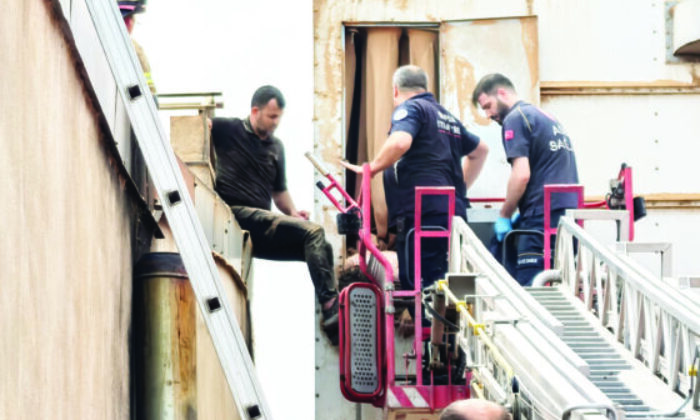 Talaş emici makinesine sıkışan işçiyi itfaiye ekipleri kurtardı