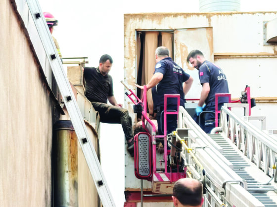 Talaş emici makinesine sıkışan işçiyi itfaiye ekipleri kurtardı