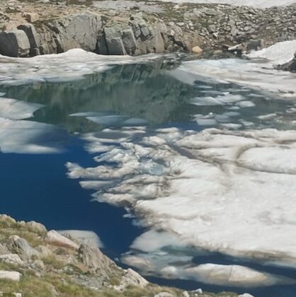 Uludağ’da buzla kaplı gölde yüzdüler