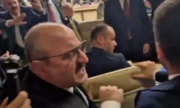 Mecliste gerginlik: Vekiller birbirine girdi!