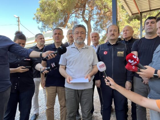 Bakan Yumaklı: “İzmir’deki yangının enerjisi düşürüldü”