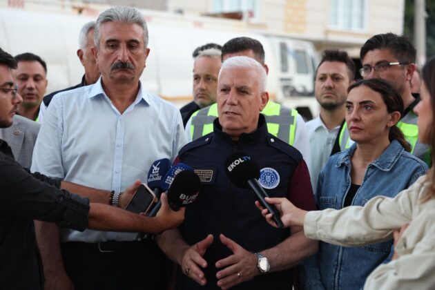 Mustafa Bozbey yangın bölgesinde