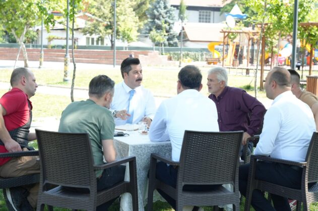 Yenişehir Belediye Başkanı Özel makamını parka taşıdı