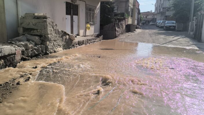 Kurtalan’da içme suyu hattı patladı